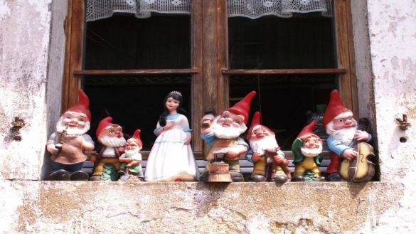 What are the names of all of the 7 dwarfs?